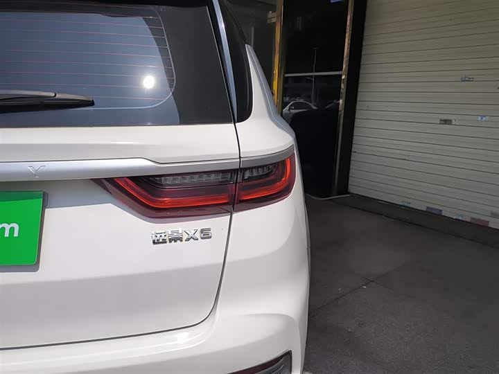 Фото 8 - Geely Vision X6