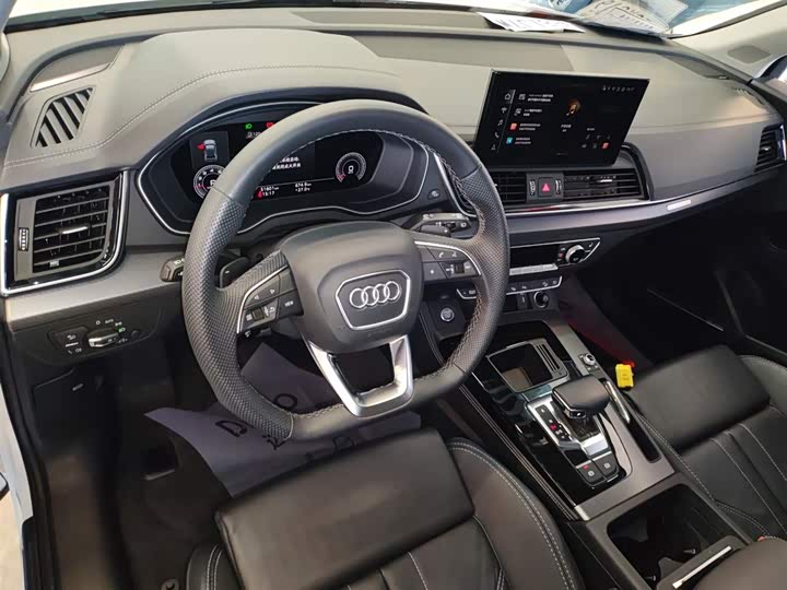 Фото 10 - Audi Q5L