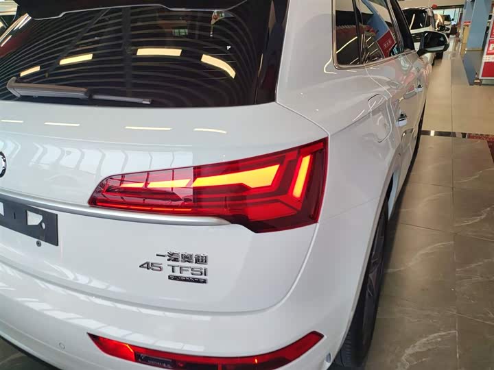 Фото 8 - Audi Q5L