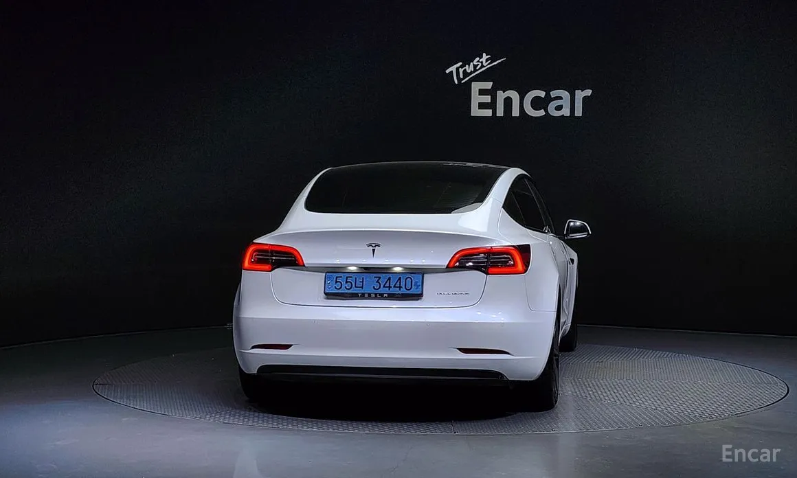 Фото 4 - Tesla Model 3