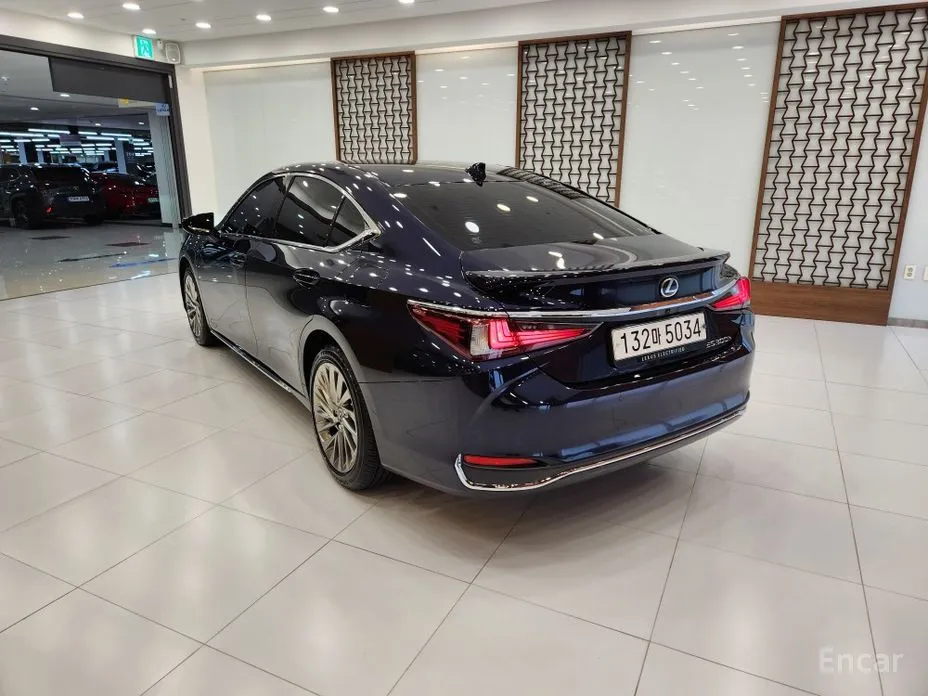 Фото 2 - Lexus ES