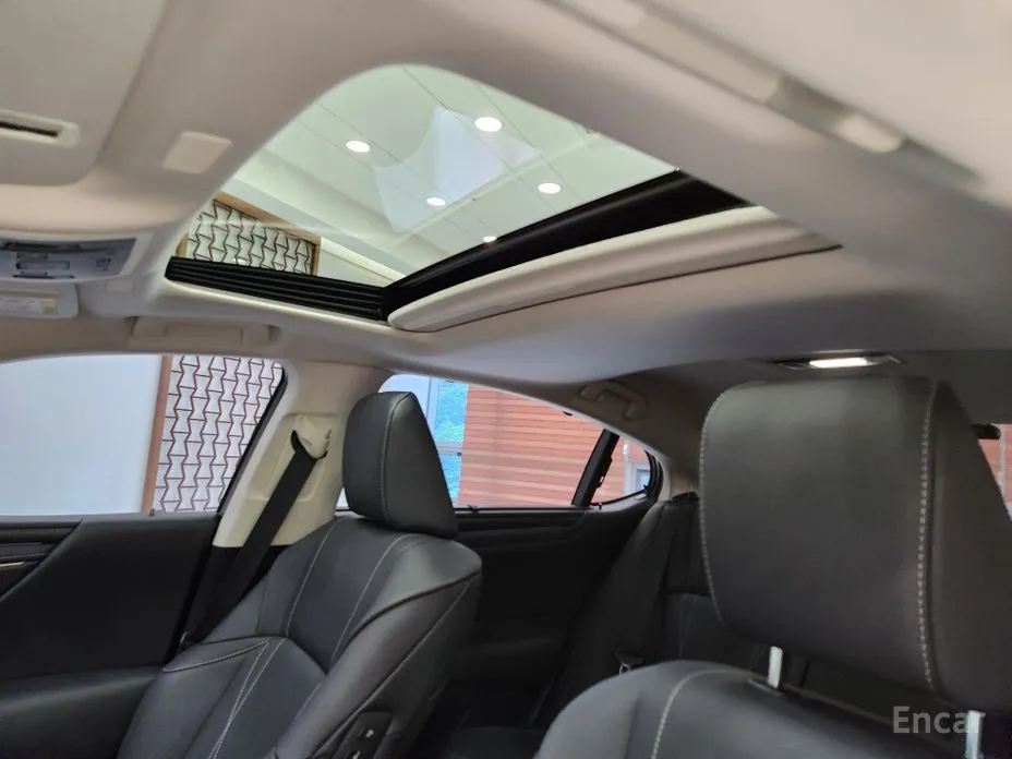 Фото 8 - Lexus ES