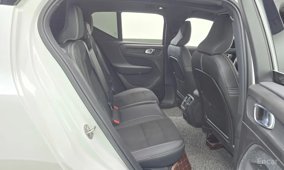 Фото 12 - Volvo XC40