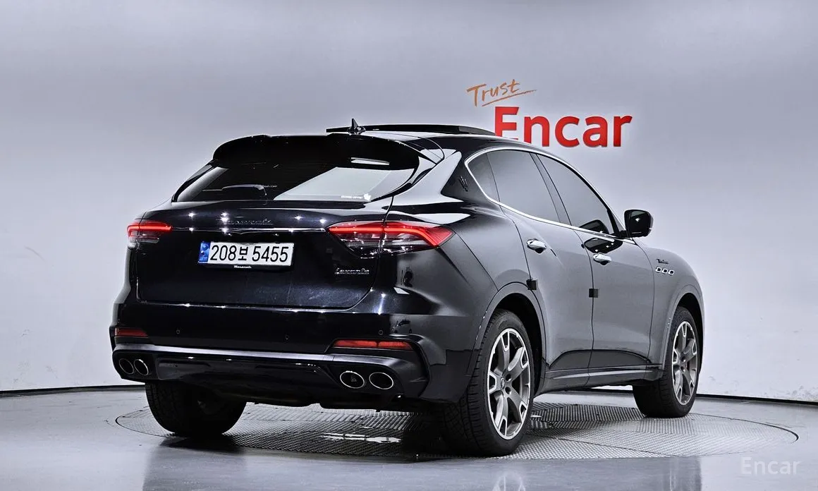 Фото 2 - Maserati Levante