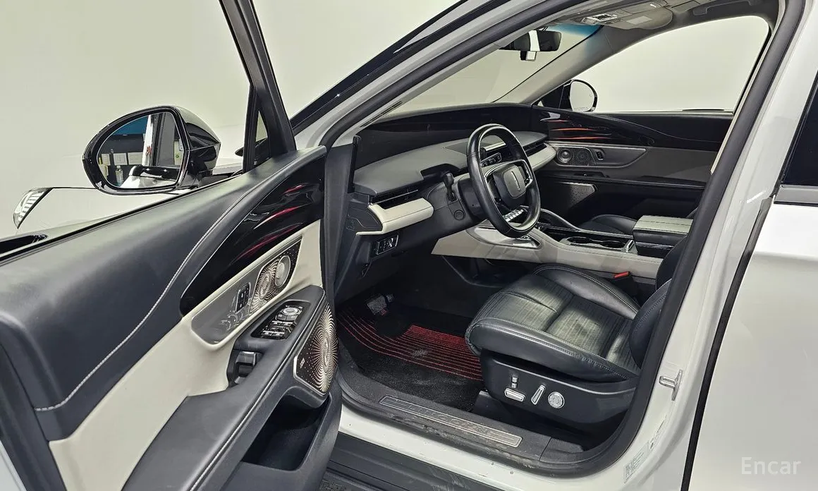 Фото 10 - Lincoln Nautilus