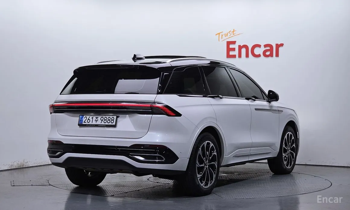 Фото 2 - Lincoln Nautilus