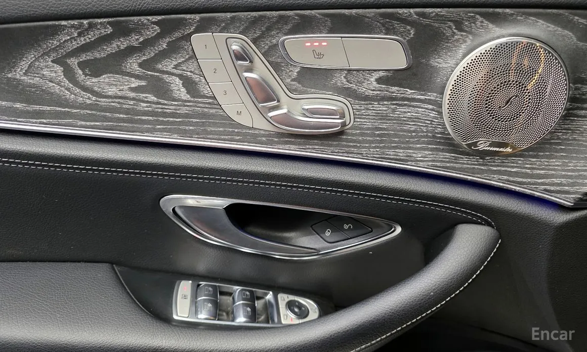 Фото 14 - Mercedes-Benz E-Class