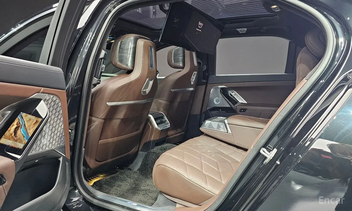 Фото 16 - BMW i7