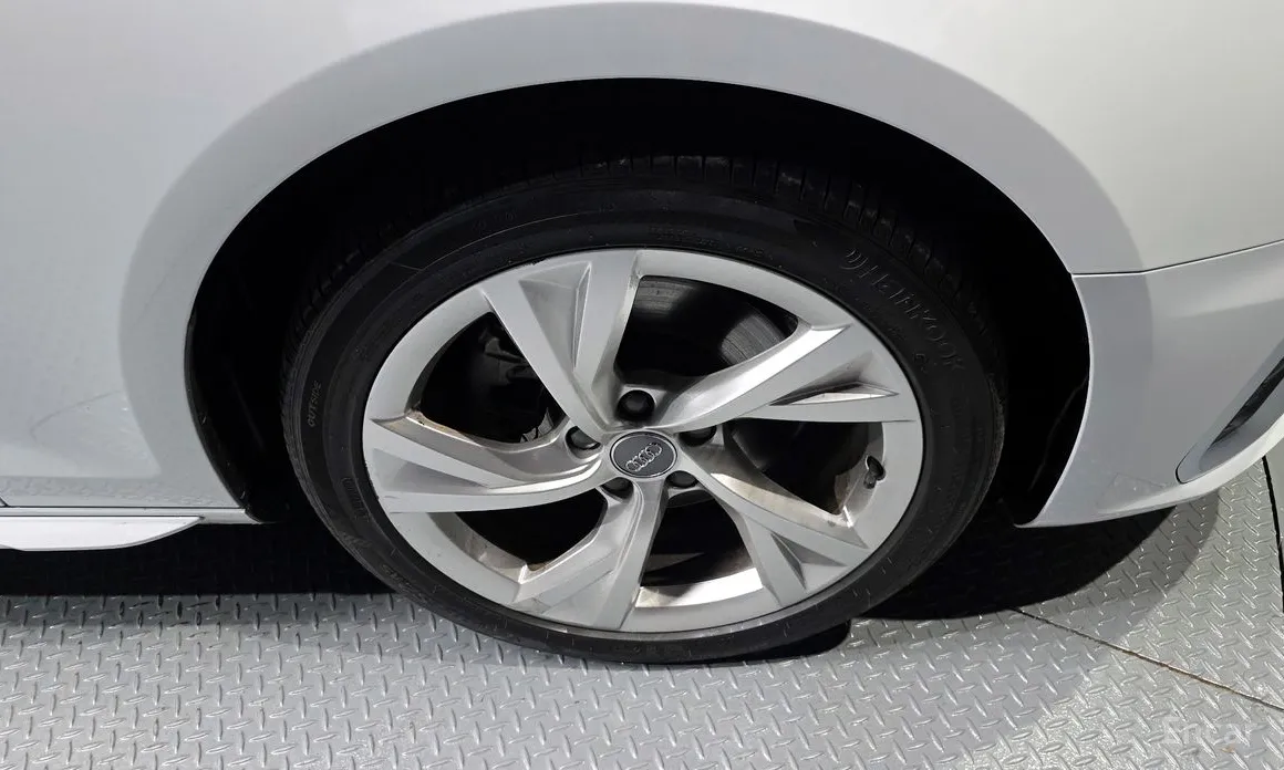 Фото 5 - Audi A4