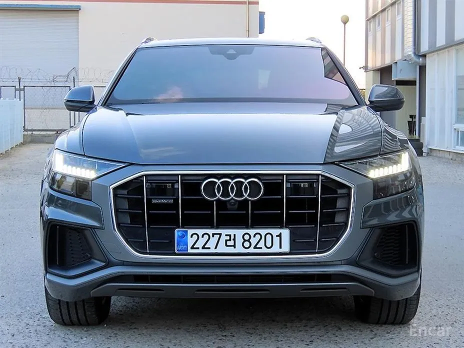 Фото 1 - Audi Q8