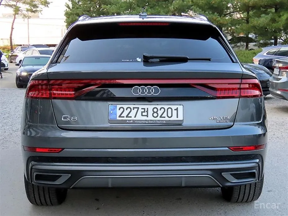 Фото 4 - Audi Q8