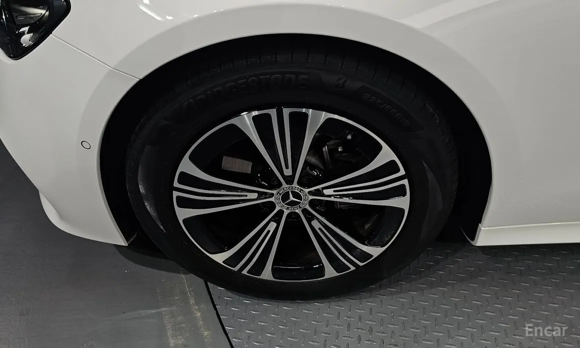 Фото 5 - Mercedes-Benz E-Class