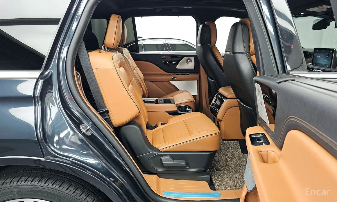 Фото 12 - Lincoln Aviator