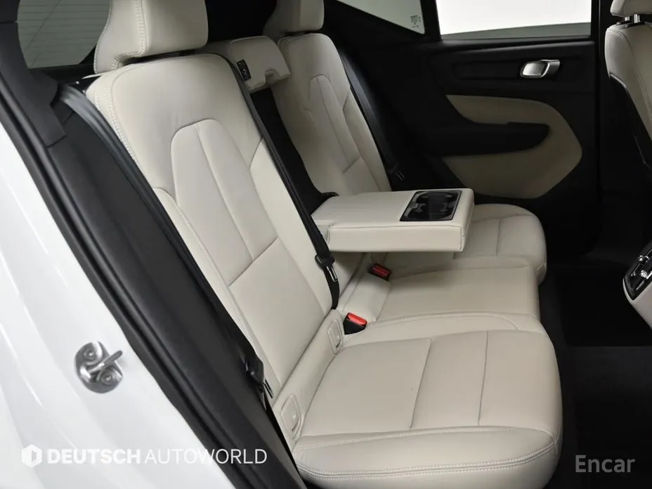 Фото 12 - Volvo XC40