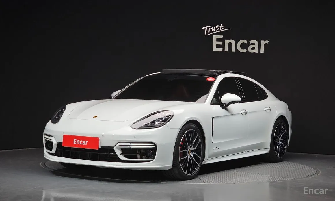 Фото 1 - Porsche Panamera