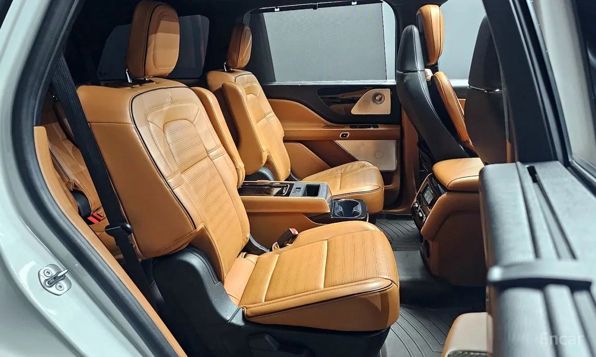 Фото 12 - Lincoln Aviator