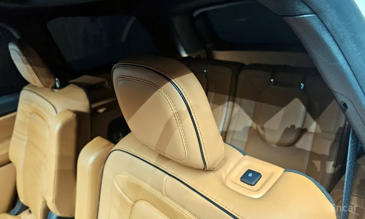 Фото 13 - Lincoln Aviator