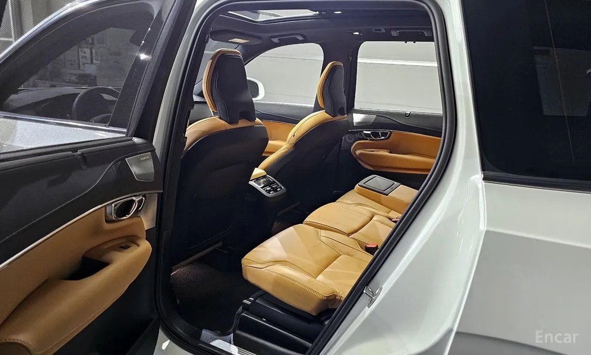 Фото 11 - Volvo XC90