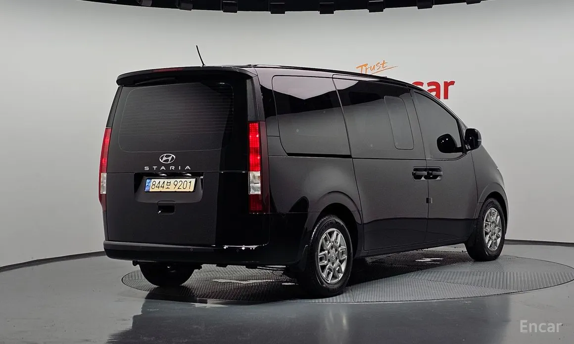 Фото 2 - Hyundai Staria