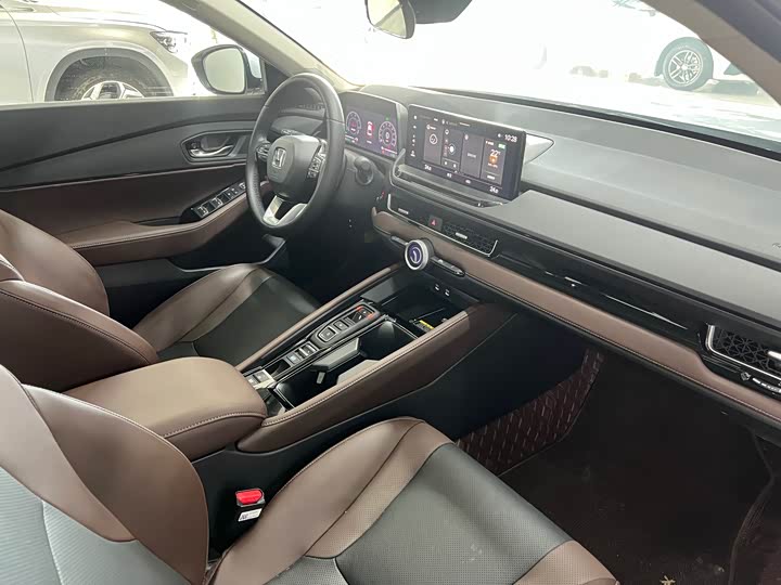 Фото 19 - Honda Inspire Hybrid