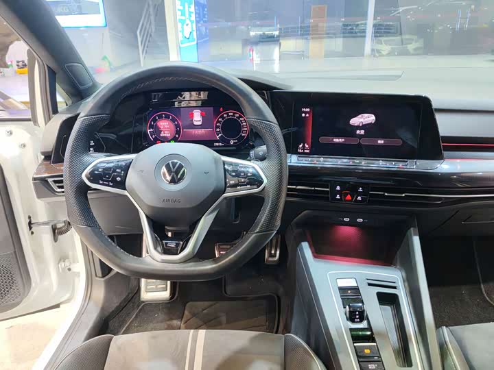 Фото 11 - Volkswagen Golf