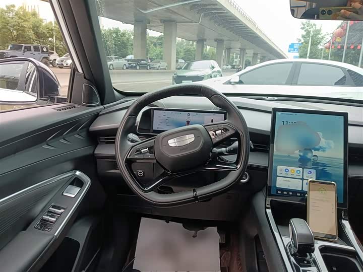 Фото 11 - Geely Atlas