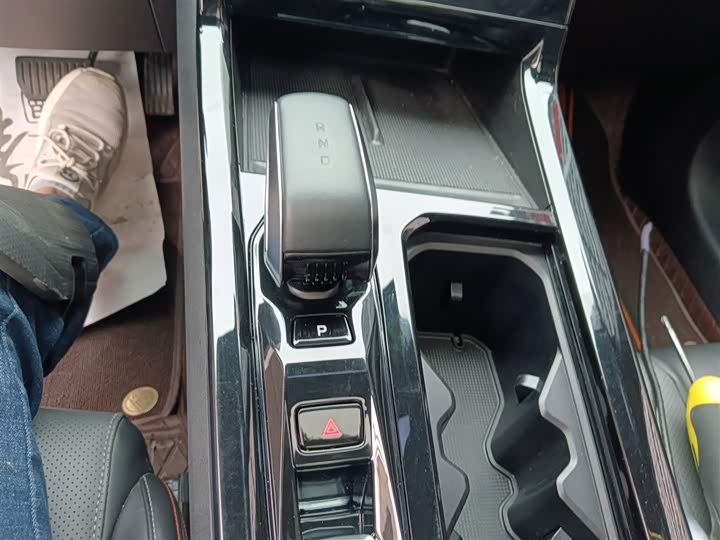 Фото 14 - Geely Atlas