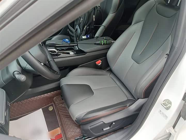 Фото 15 - Geely Atlas