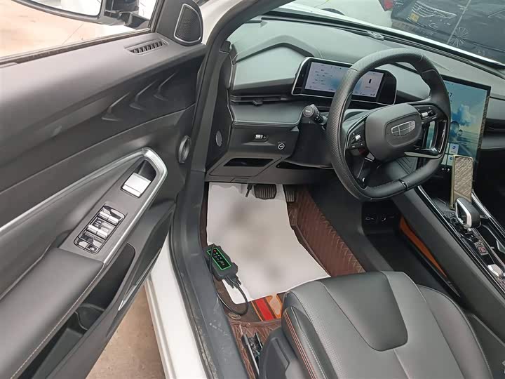 Фото 16 - Geely Atlas