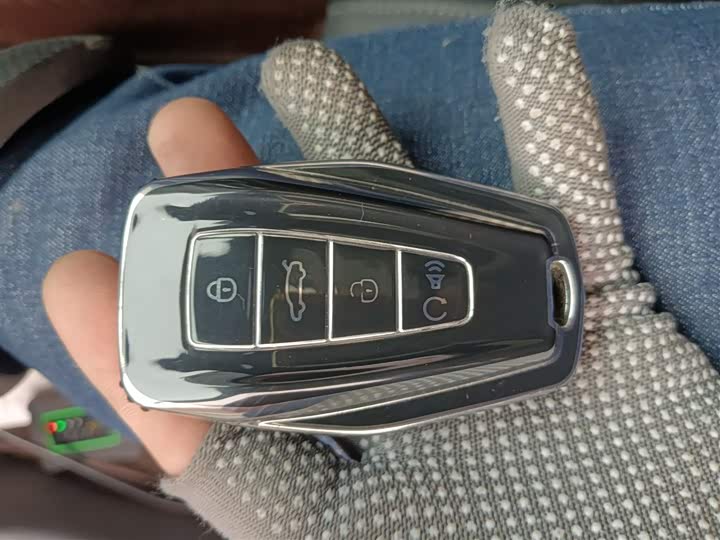 Фото 9 - Geely Atlas