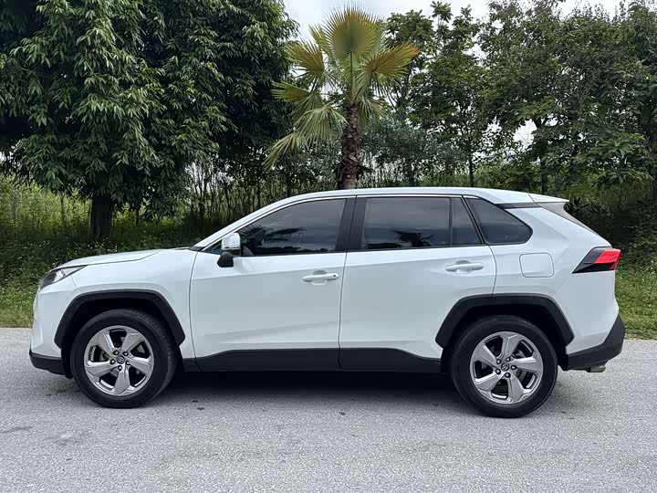 Фото 4 - Toyota RAV4