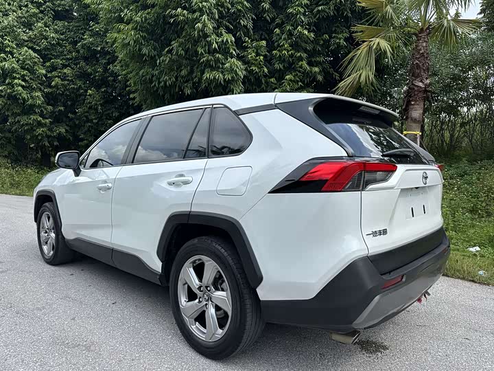 Фото 7 - Toyota RAV4