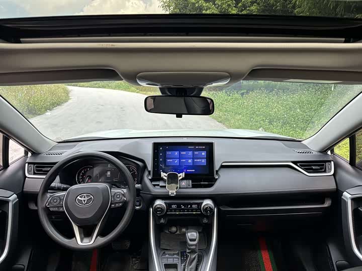 Фото 8 - Toyota RAV4