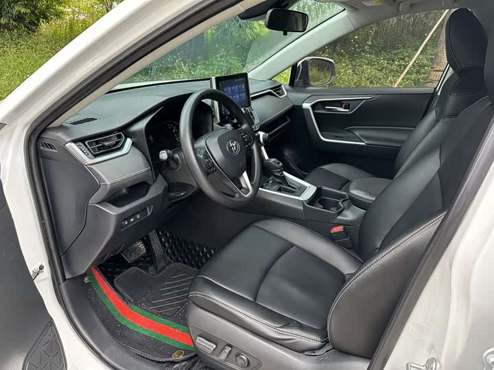 Фото 9 - Toyota RAV4