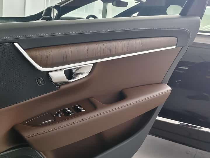 Фото 10 - Volvo S90