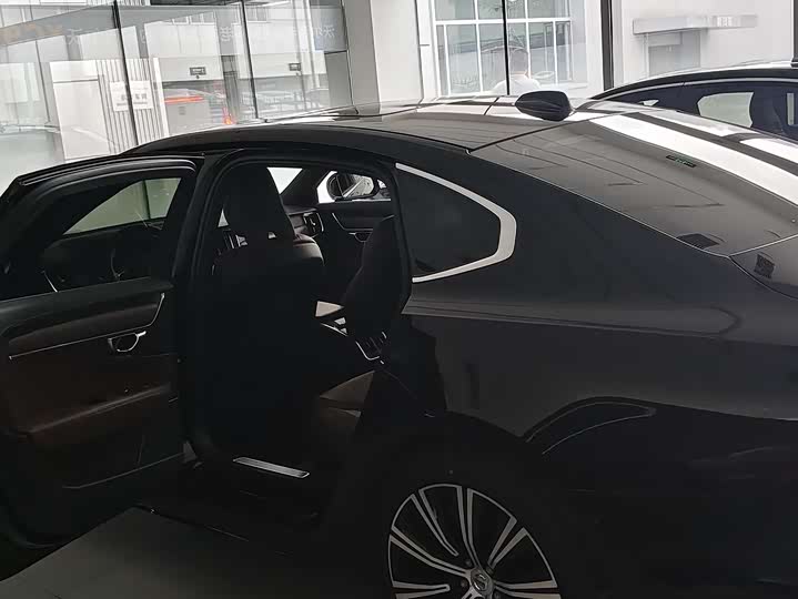 Фото 11 - Volvo S90