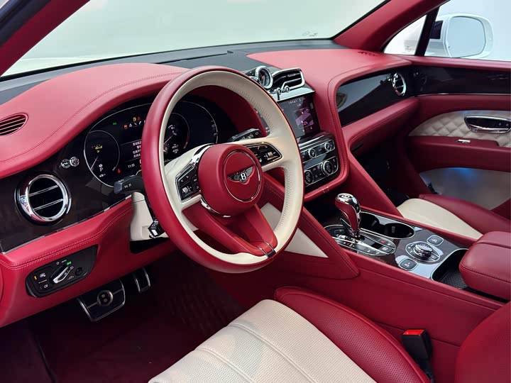Фото 11 - Bentley Bentayga