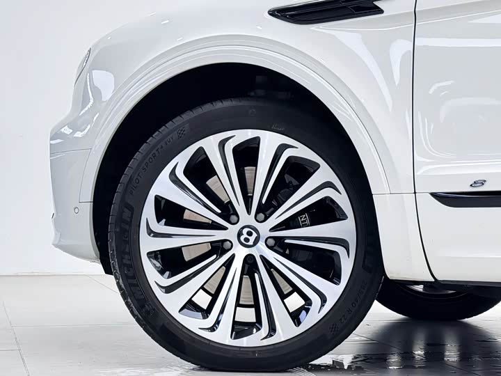Фото 13 - Bentley Bentayga