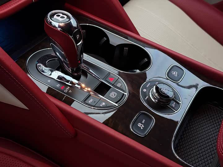 Фото 15 - Bentley Bentayga