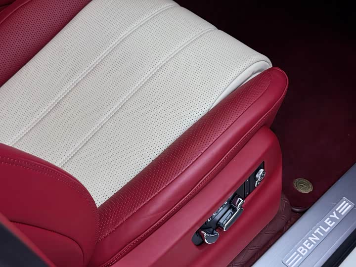 Фото 17 - Bentley Bentayga