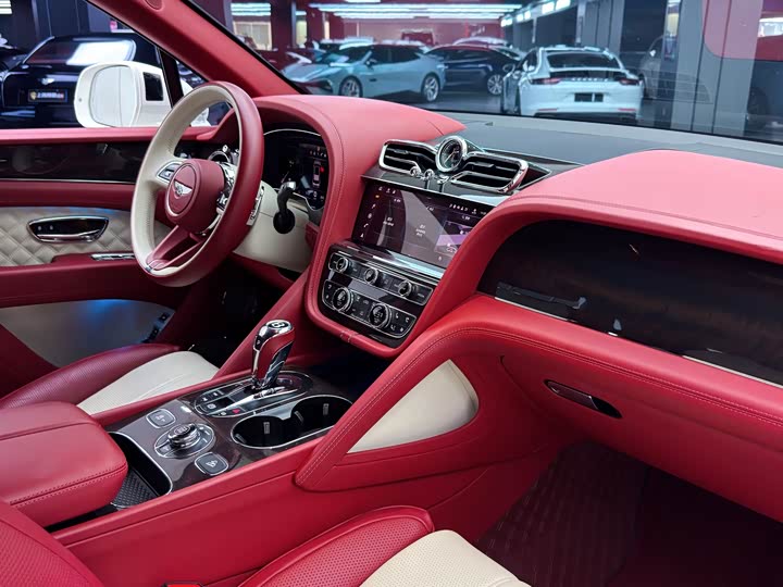 Фото 18 - Bentley Bentayga