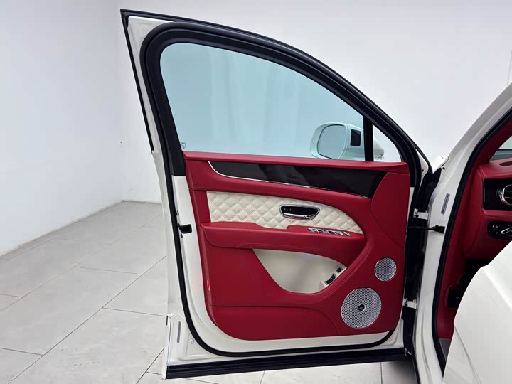 Фото 22 - Bentley Bentayga