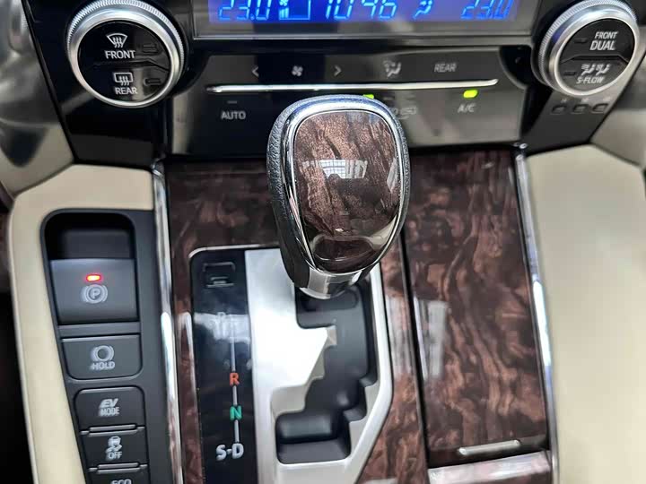 Фото 18 - Toyota Alphard