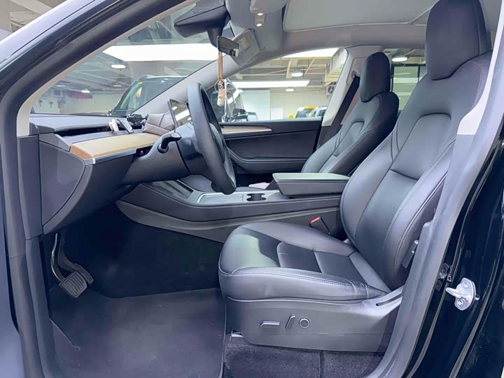 Фото 14 - Tesla Model Y