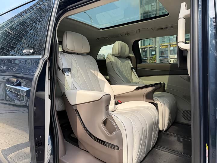 Фото 10 - Denza D9