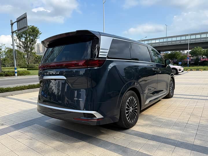 Фото 16 - Denza D9