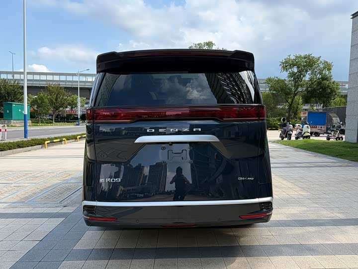 Фото 17 - Denza D9