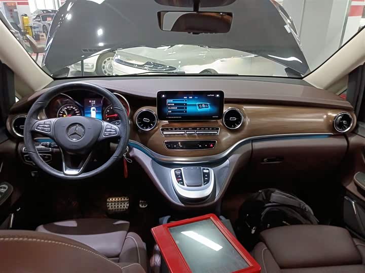 Фото 10 - Mercedes-Benz V-Class