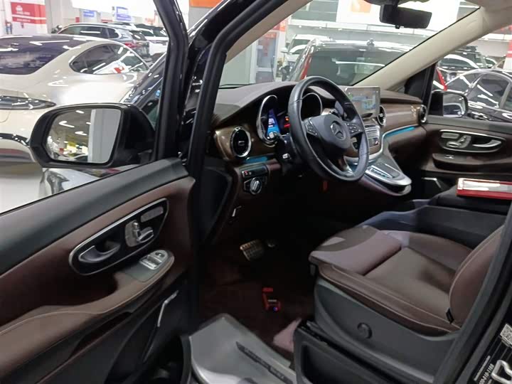 Фото 16 - Mercedes-Benz V-Class