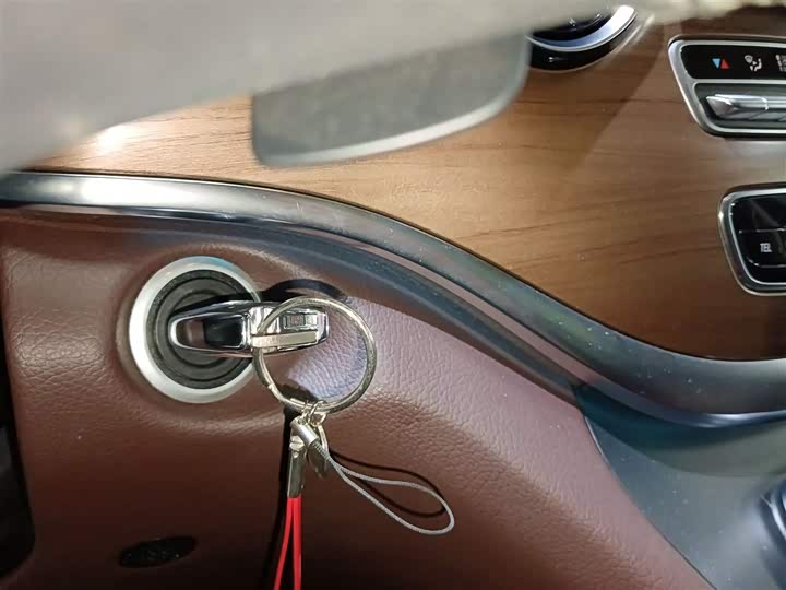 Фото 9 - Mercedes-Benz V-Class